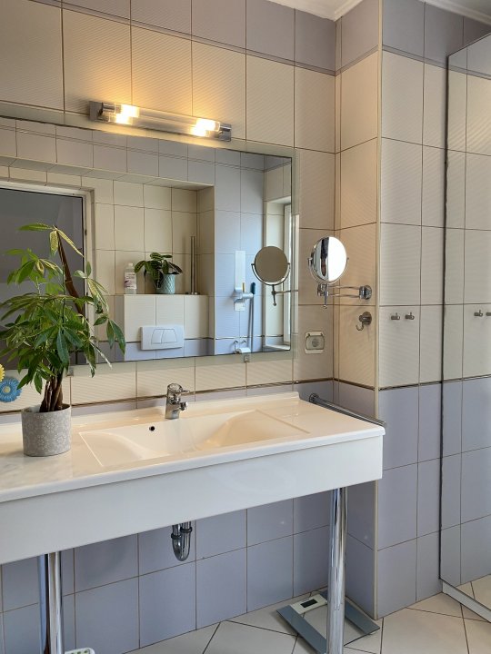 Locuinta calda si primitoare, Titulescu - Banu Manta! 