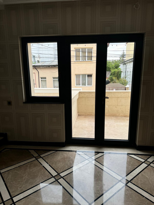 Duplex de Vis în Inima Orașului, curte proprie