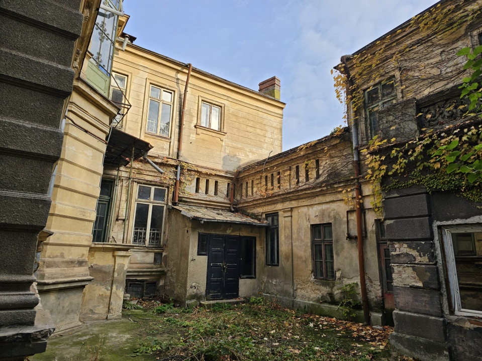 VILA INTERBELICA IN ZONA PIATA ROMANA 