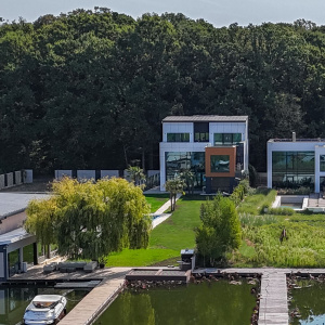 Pe Malul Snagovului, Unde Luxul Devine Cotidian